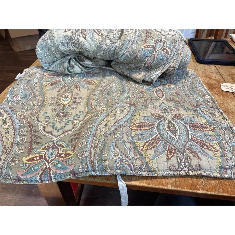 Levtex Home Majestic Reversible Quilt with shams. Full/Queen Discontinued